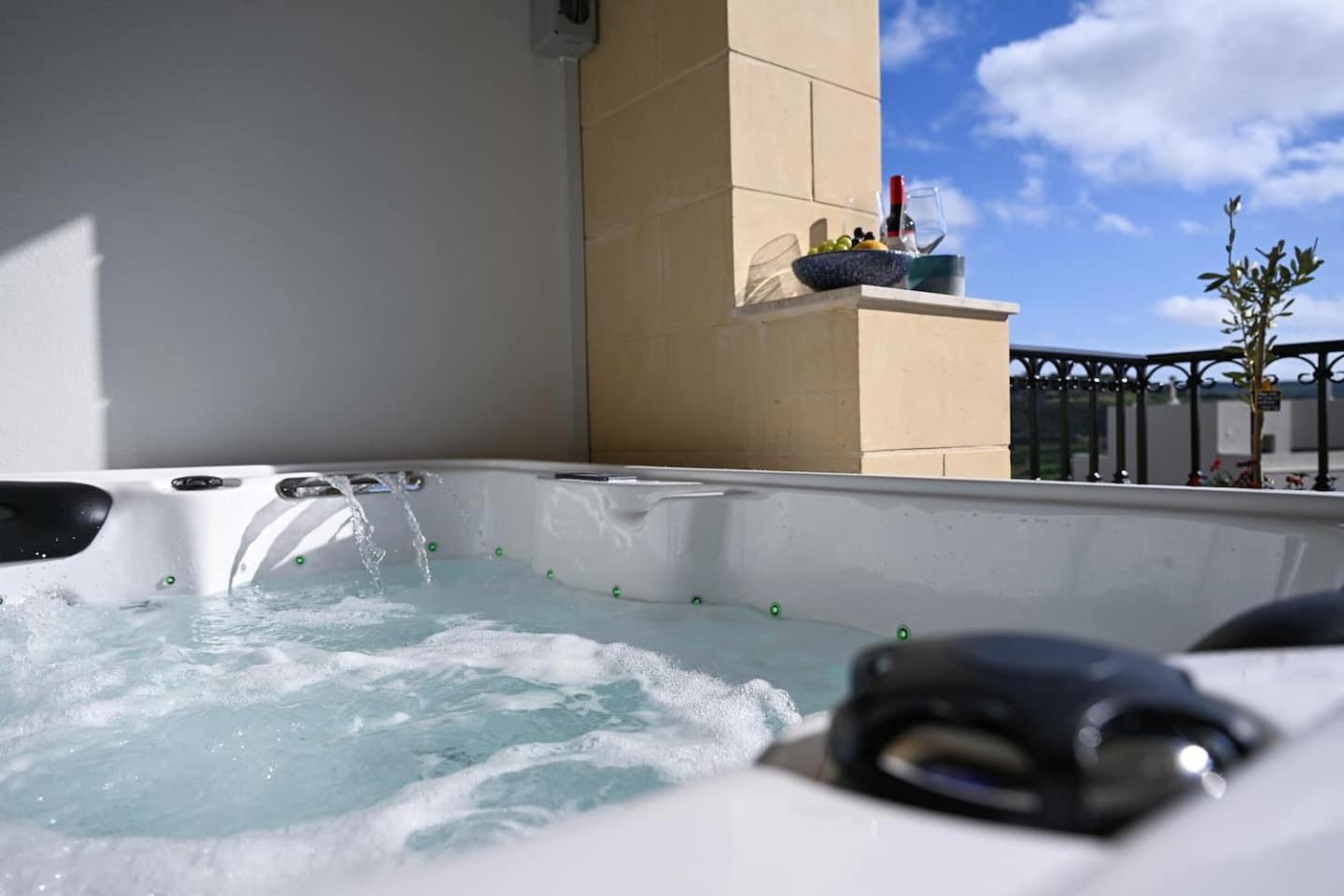 Fl 3 Ta'Lonza Luxury With Hot Tub By Homely 멜리에하 외부 사진