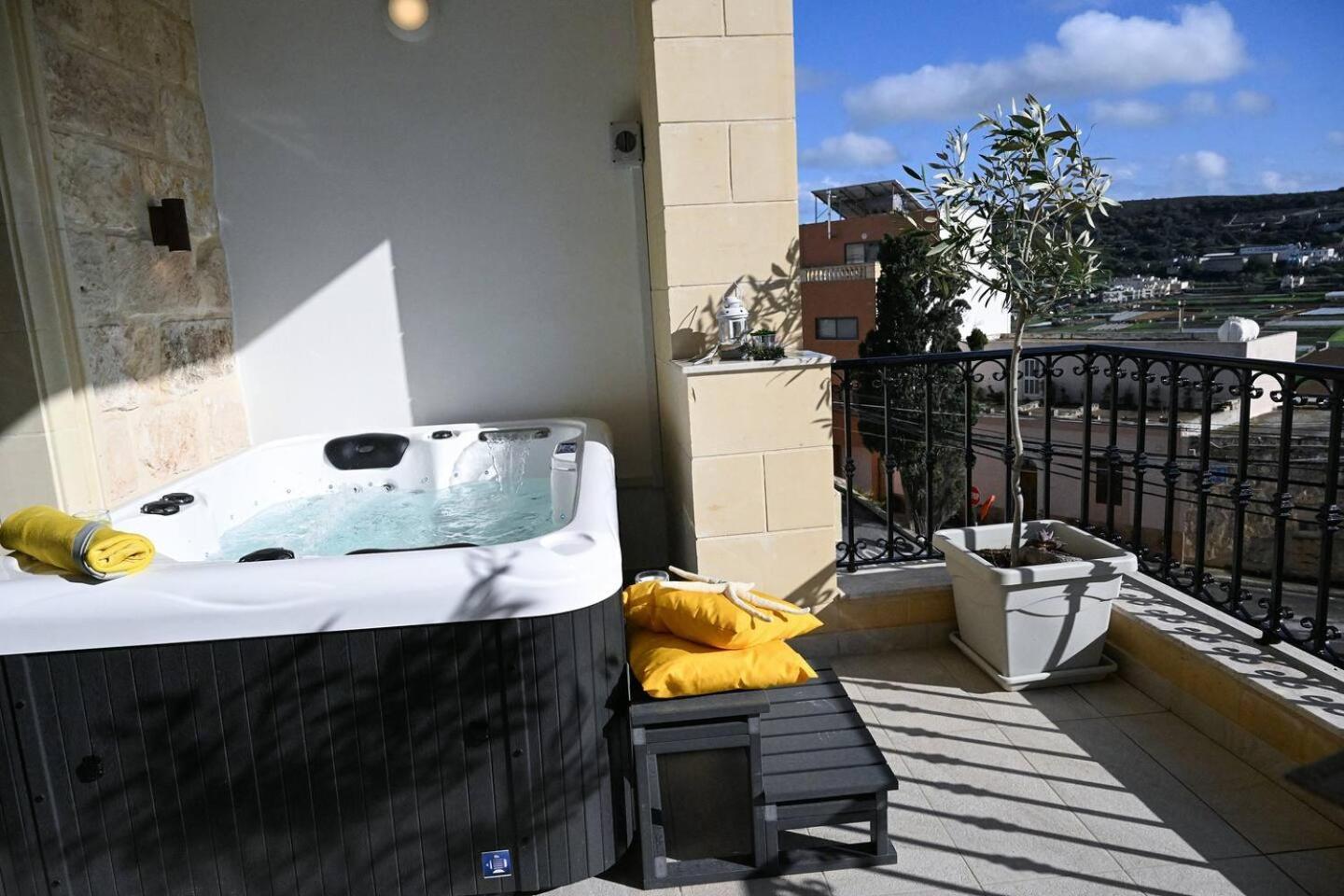 Fl 3 Ta'Lonza Luxury With Hot Tub By Homely 멜리에하 외부 사진
